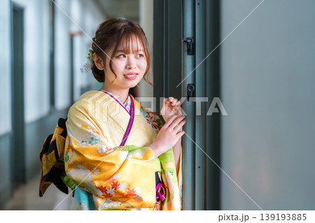 レトロ,アンティークな洋館,スタジオの窓辺にいる振袖姿の二十歳の女性 139193885