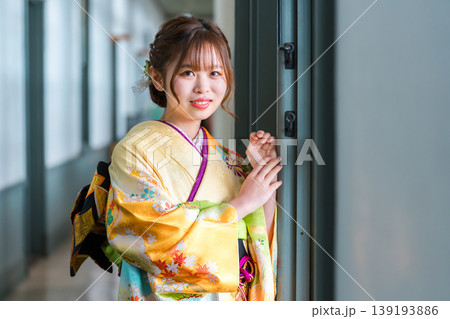 レトロ,アンティークな洋館,スタジオの窓辺にいる振袖姿の二十歳の女性 139193886