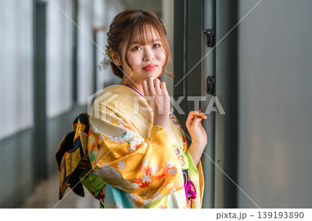 レトロ,アンティークな洋館,スタジオの窓辺にいる振袖姿の二十歳の女性 139193890