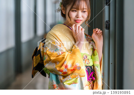 レトロ,アンティークな洋館,スタジオの窓辺にいる振袖姿の二十歳の女性 139193891