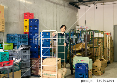店舗の倉庫で作業する男性 139193894