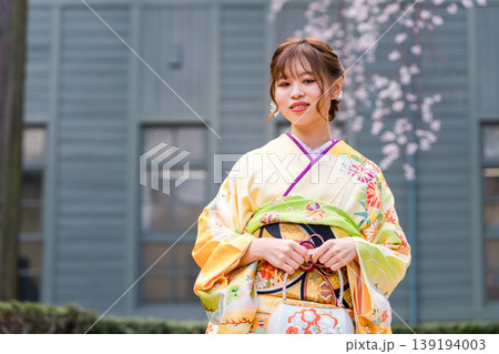 桜と振袖,着物姿の二十歳の女性 桜と振袖,着物姿の二十歳の女性 139194003