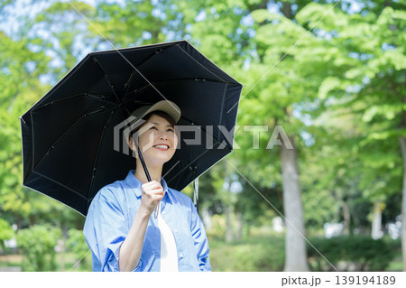 日傘をさす女性 139194189