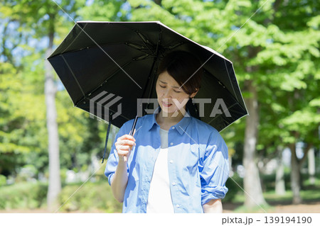 日傘をさす女性 日傘をさす女性 139194190