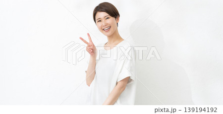 ピースする笑顔の女性 ピースする笑顔の女性 139194192