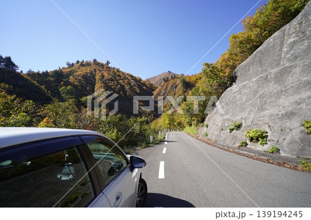 奥只見湖畔を通る国道352号の一部（樹海ライン）　2025年10月30日 139194245