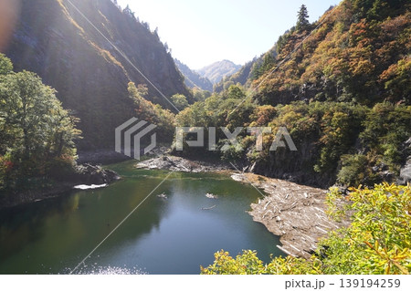 奥只見湖畔を通る国道352号 中ノ又川に架かる雨池橋から見る中ノ又川 2025年10月30日 奥只見湖畔を通る国道352号 中ノ又川に架かる雨池橋から見る中ノ又川 2025年10月30日 139194259