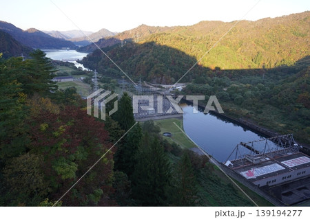 福島県 只見川に架かる田子倉ダムから下流側を見る 2025年10月30日 福島県 只見川に架かる田子倉ダムから下流側を見る 2025年10月30日 139194277
