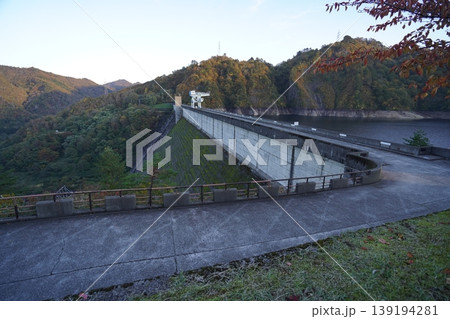 福島県 只見川に架かる田子倉ダム付近 2025年10月30日 福島県 只見川に架かる田子倉ダム付近 2025年10月30日 139194281