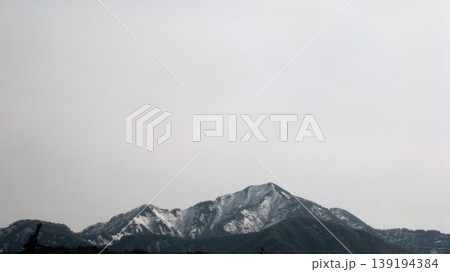 雪の残る米山 雪の残る米山 139194384