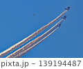 飛行機雲を引きながら飛行するブルーインパルスと鳥 139194487