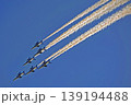 スモークを吐きながら編隊飛行するブルーインパルス 139194488