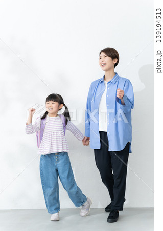 ランドセルを背負う小学生と母親 ランドセルを背負う小学生と母親 139194513