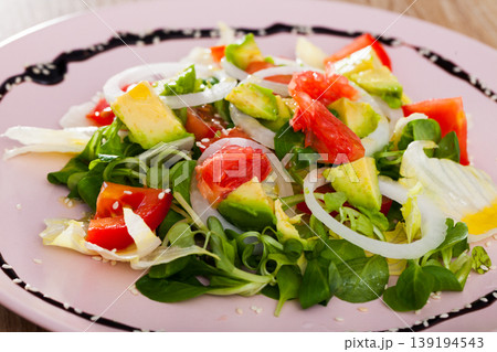 Salad with avocado, tomatoes, grapefruit, corn salad Salad with avocado, tomatoes, grapefruit, corn salad 139194543
