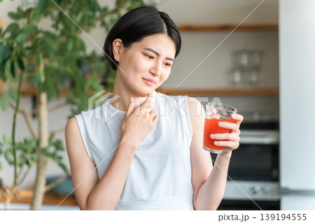 野菜ジュースを飲むスポーツウェア姿の若アジア人女性（便秘改善・むくみ予防・腸内環境） 139194555
