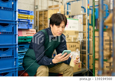 バックヤードで休憩する男性店員 139194560
