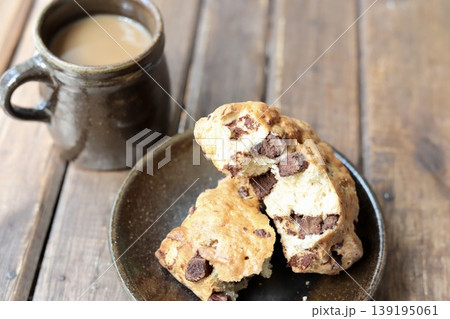 やちむんで楽しむチョコチャンクスコーンとカフェオレのコーヒータイム 139195061