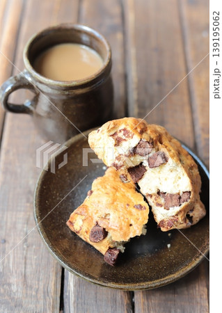 やちむんで楽しむチョコチャンクスコーンとカフェオレのコーヒータイム 139195062