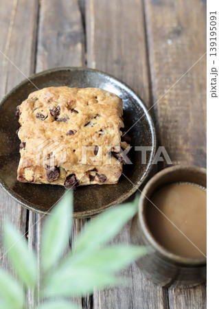 やちむんで楽しむチョコチャンクスコーンとカフェオレのコーヒータイム 139195091