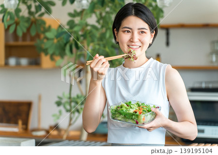 ダイエットメニュを食べるスポーツウェア姿の若い女性 139195104
