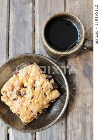 やちむんで楽しむチョコチャンクスコーンのコーヒータイム やちむんで楽しむチョコチャンクスコーンのコーヒータイム 139195112