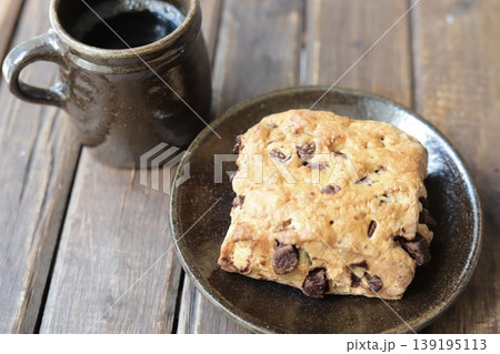 やちむんで楽しむチョコチャンクスコーンのコーヒータイム やちむんで楽しむチョコチャンクスコーンのコーヒータイム 139195113