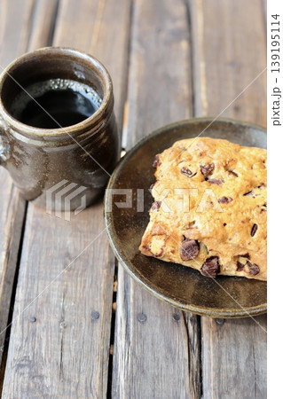 やちむんで楽しむチョコチャンクスコーンのコーヒータイム やちむんで楽しむチョコチャンクスコーンのコーヒータイム 139195114
