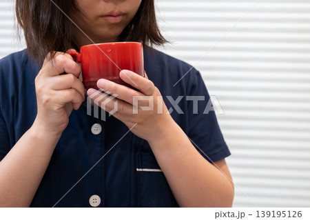 パジャマ姿でコーヒーを飲む女性 パジャマ姿でコーヒーを飲む女性 139195126