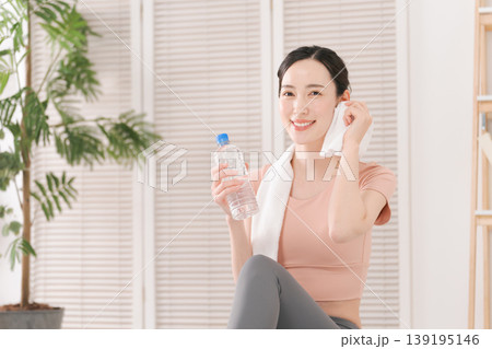 水分補給する女性 水分補給する女性 139195146