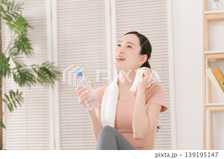 水分補給する女性 水分補給する女性 139195147