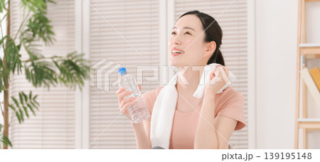 水分補給する女性 水分補給する女性 139195148