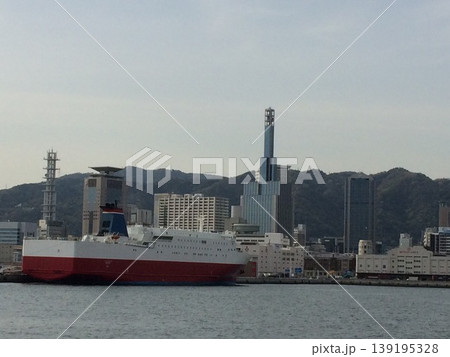 神戸港に停泊する大型フェリーと山並みの風景 139195328