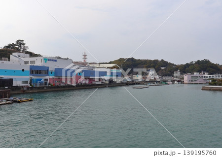 鳥羽港に隣接する鳥羽水族館と日和山(三重県鳥羽市) 鳥羽港に隣接する鳥羽水族館と日和山(三重県鳥羽市) 139195760