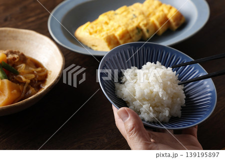 ご飯を食べる ご飯を食べる 139195897