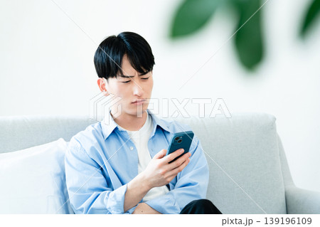 リビングでスマホを使う男性 リビングでスマホを使う男性 139196109