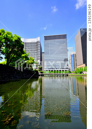 春の皇居外苑 　和田倉濠付近　パレスホテル 139196149