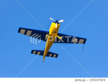 アクロバット飛行する航空機 139197029