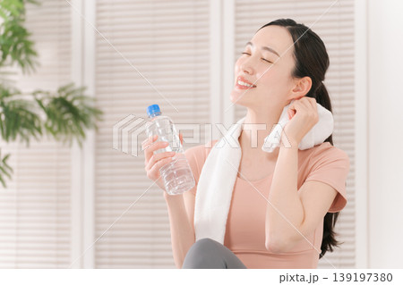 運動をして水分補給をする女性 139197380