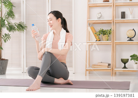 運動をして水分補給をする女性 139197381