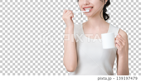 年輕的亞洲女性正在刷牙(牙膏、口腔護理、牙齒護理) 年輕的亞洲女性正在刷牙(牙膏、口腔護理、牙齒護理) 139197479