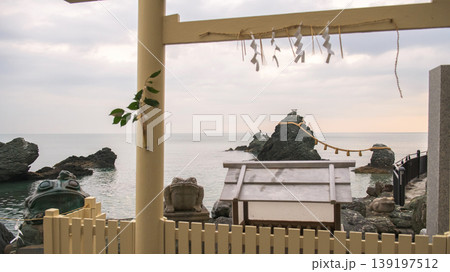 朝の二見興玉神社　二見蛙と夫婦岩　三重県 139197512