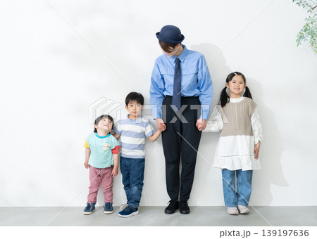笑顔の女性警備員と迷子の子供(迷子センター) 笑顔の女性警備員と迷子の子供(迷子センター) 139197636