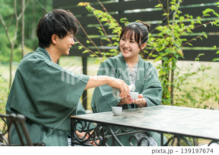旅館のガーデンテラスの席で日本酒をお酌する浴衣姿のカップル,夫婦 旅館のガーデンテラスの席で日本酒をお酌する浴衣姿のカップル,夫婦 139197674