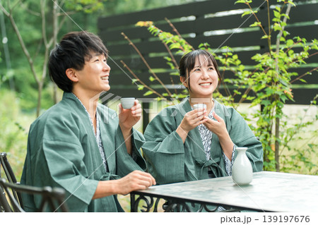 旅先で森林浴をしながら日本酒を飲む夫婦,カップル 139197676