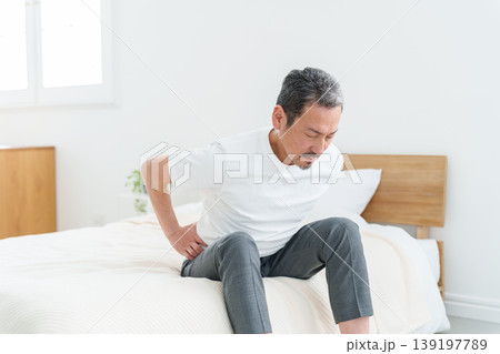 腰痛・腰の痛みに苦しむ中高年男性 139197789