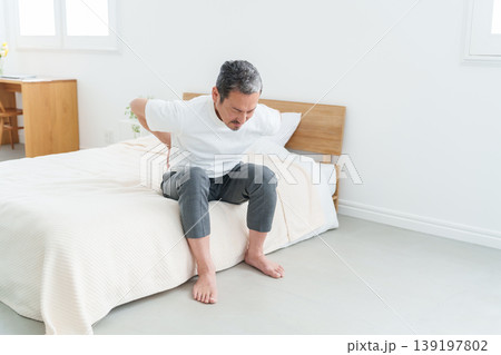 腰痛・腰の痛みに苦しむ中高年男性 腰痛・腰の痛みに苦しむ中高年男性 139197802