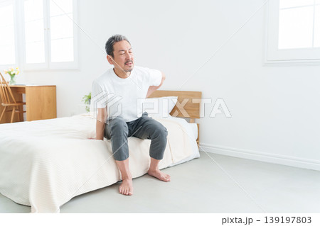 腰痛・腰の痛みに苦しむ中高年男性 腰痛・腰の痛みに苦しむ中高年男性 139197803