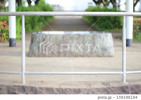 公園の入り口にある石の椅子 奥行きのある風景 公園の入り口にある石の椅子 奥行きのある風景 139198184