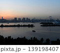 お台場から見た夕暮れのレインボーブリッジ 139198407