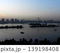 お台場から見た夕暮れのレインボーブリッジ 139198408